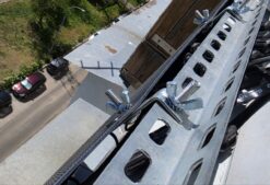 Монтаж гнучких сонячних панелей на балконі квартири