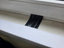 Пласкі кабелі для сонячних панелей на балконі квартири
