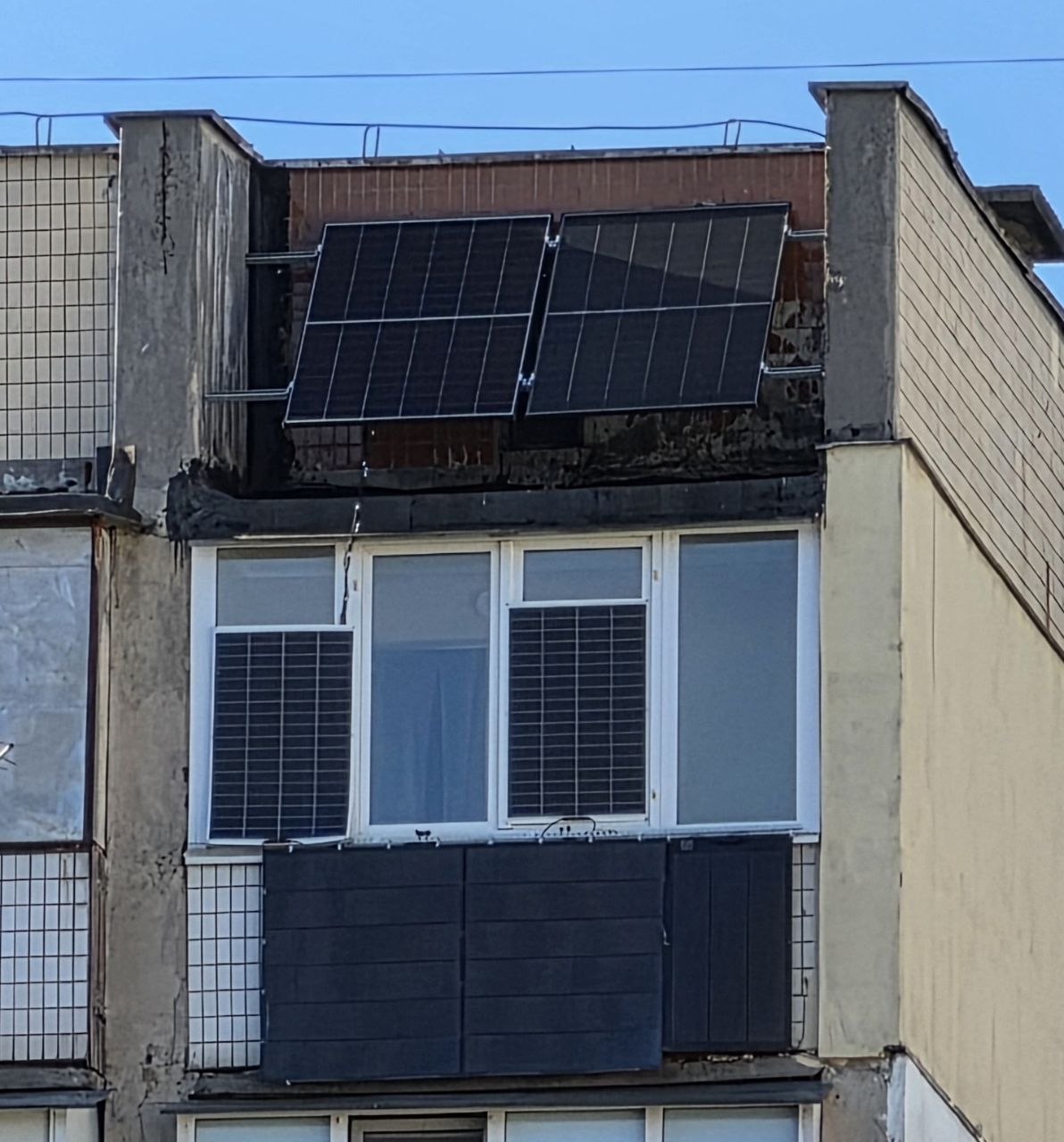 Сонячні панелі на балконі квартири Сонячні панелі на балконі квартири
