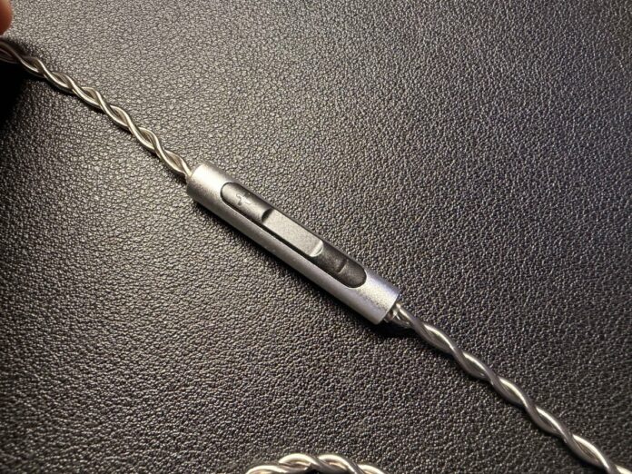 Close-up of the ATK Horizon inline remote integrated into the braided cable. Close-up of the ATK Horizon inline remote integrated into the braided cable.