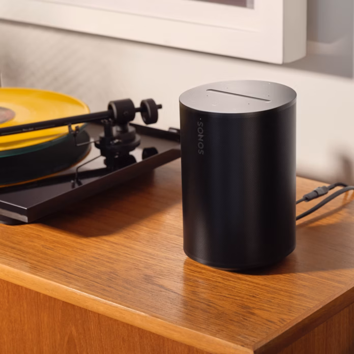 Sonos Era 100 with a record player Sonos Era 100 with a record player