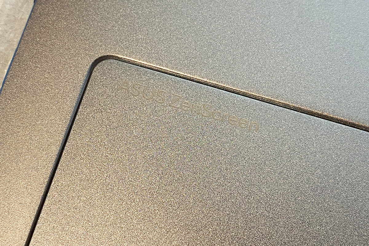 ASUS ZenScreen OLED MQ16FC