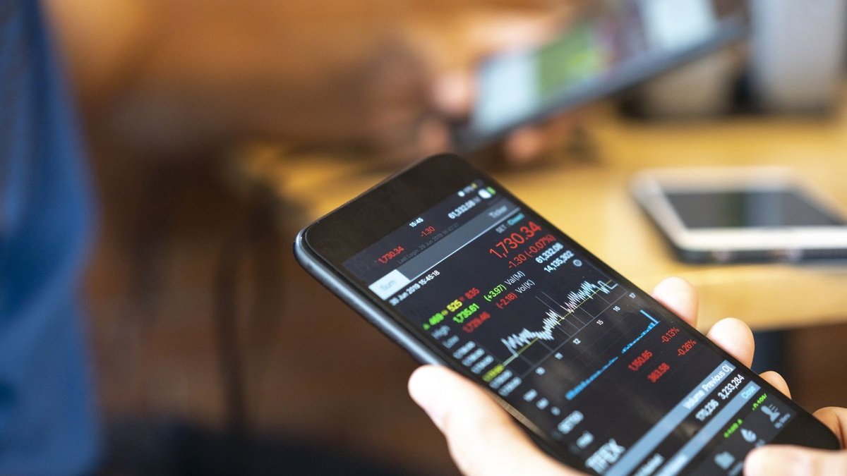 Top 7 Apps to Track, Analyze, and Trade Currencies on the Go