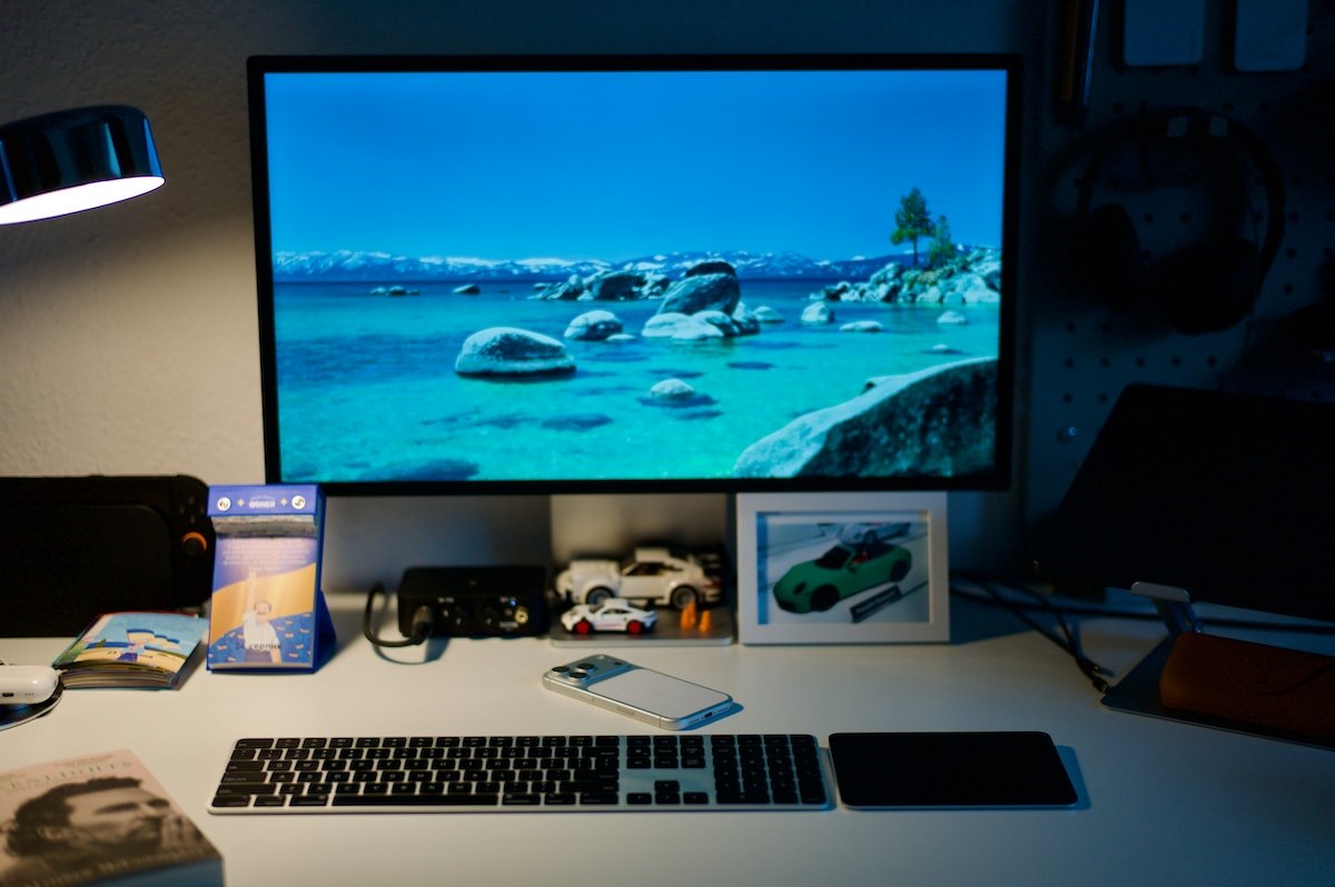Apple iPhone 17 Pro, MacBook і Studio Display Apple iPhone 17 Pro, MacBook і Studio Display