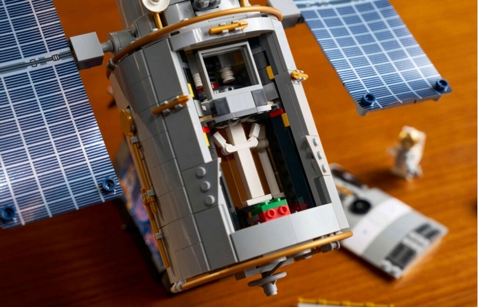 LEGO Icons Hubble Space Telescope LEGO Icons Hubble Space Telescope