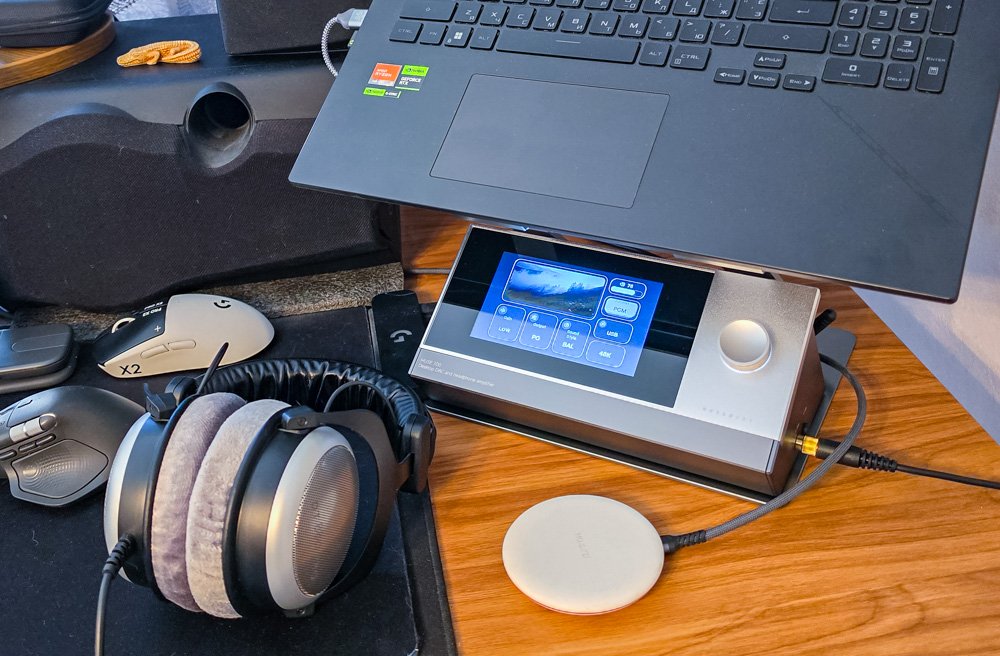 MuseHiFi Muse 300 на робочому столі MuseHiFi Muse 300 як елемент настільної аудіосистеми