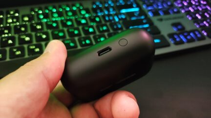 Razer Hammerhead V3 X HyperSpeed: Pairing Button and Charging Port