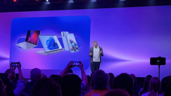 Lenovo та Motorola Qira