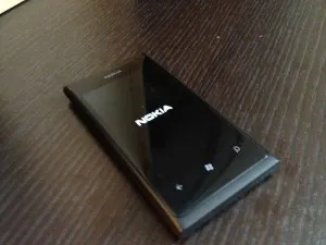 Короткий In Use Nokia Lumia 800: Приобрести нельзя не купить (запятую ставим сами)