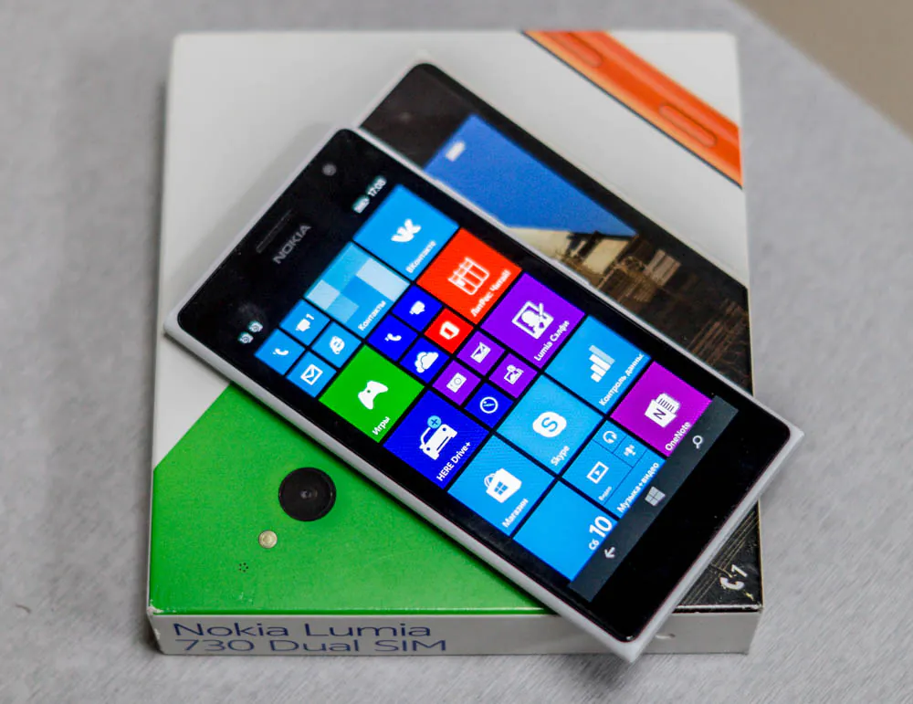 Nokia_Lumia_730-1