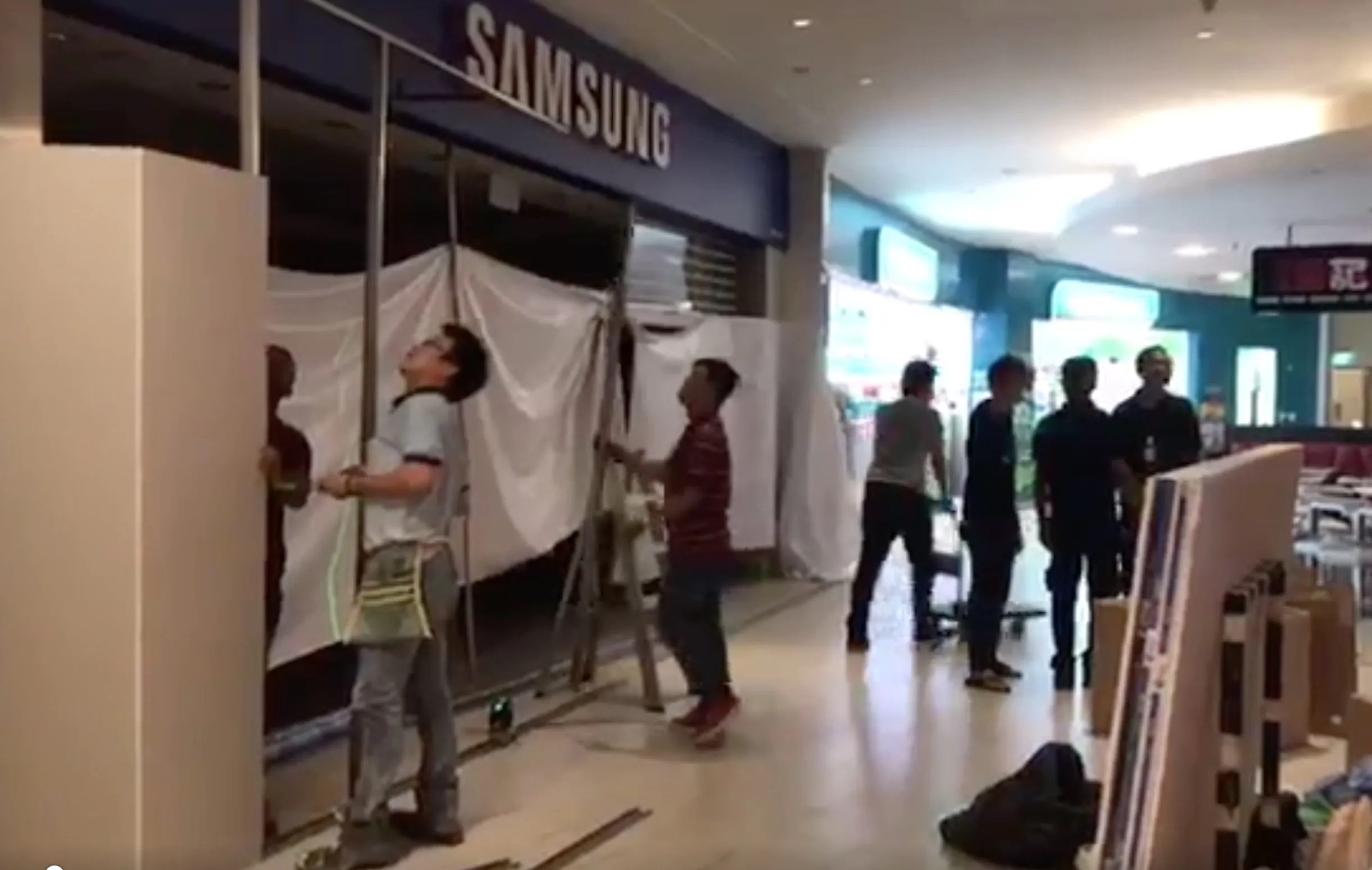 У Сінгапурі перед анонсом Galaxy S8 загорівся магазин Samsung