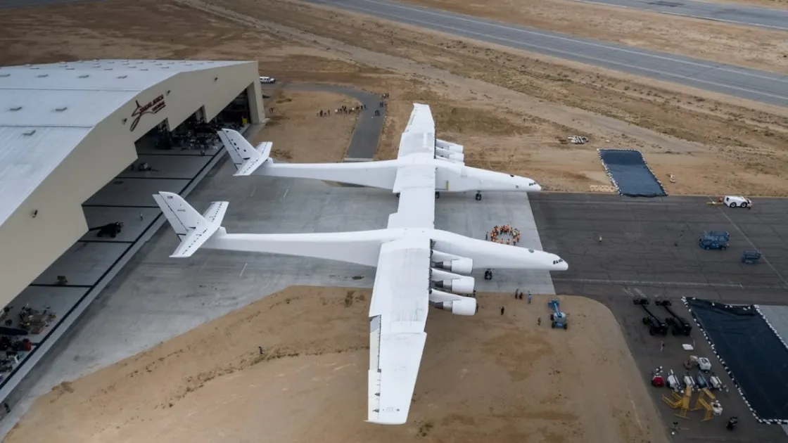 В США впервые показали самый большой самолет в мире Stratolaunch Model 351