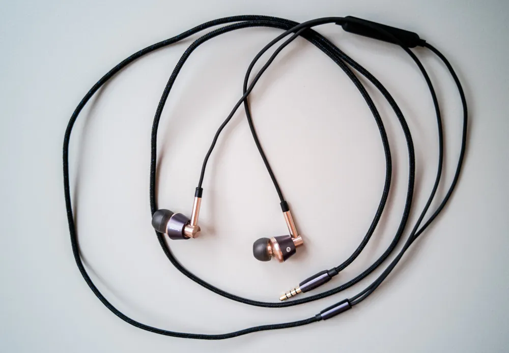 مراجعة سماعات الأذن ذات المحرك الثلاثي (E1)