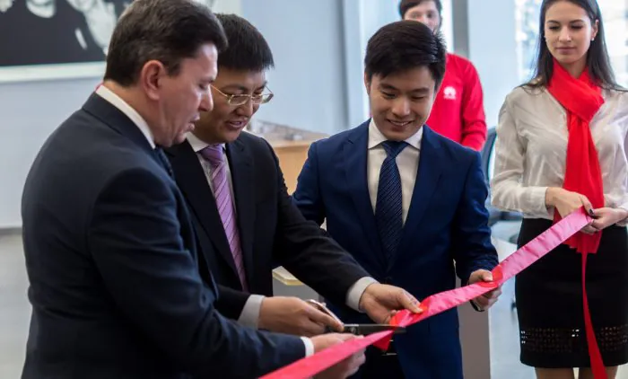 Кевин Чжоу на открытии фирменного сервисного центра Huawei в Киеве