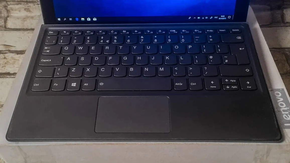 Ulasan tablet-laptop Lenovo Miix 520. Hampir semuanya menjadi satu