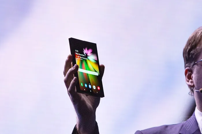 Samsung наконец показала свой первый сгибающийся смартфон. Журналисты остались разочарованы