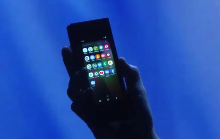 Samsung наконец показала свой первый сгибающийся смартфон. Журналисты остались разочарованы