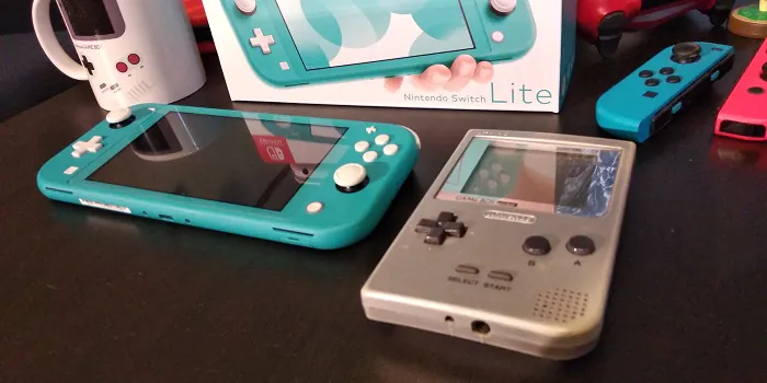 Nintendo Switch Lite sammenlignet med Game Boy Pocket