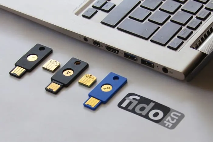 USB 포트(Yubico 또는 HyperFIDO)에 연결된 U2F 보안 키