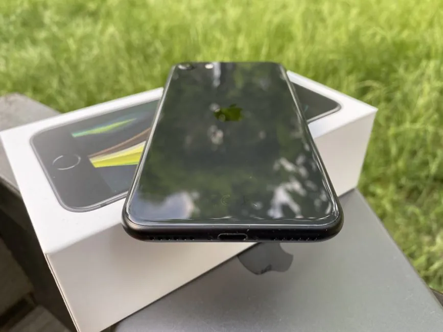 Apple iPhone SE (2020)