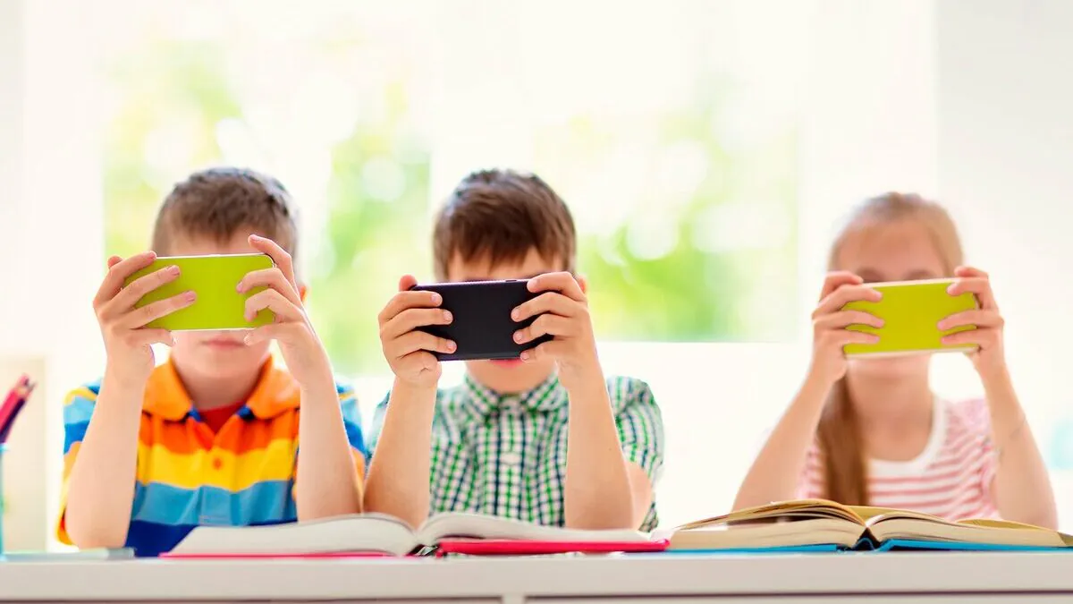 top 10 smartphones for schoolchildren