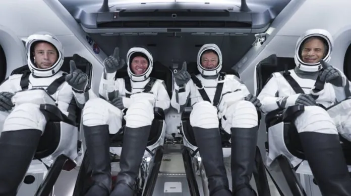 Екіпаж першої комерційної місії Ax-1 нарешті вилетів з МКС на Землю