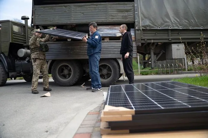 Elon Musk a remis des panneaux solaires et des systèmes de stockage d'énergie Tesla Powerwall à l'Ukraine
