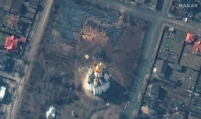 Маріуполь та братську могилу у Бучі видно із космосу