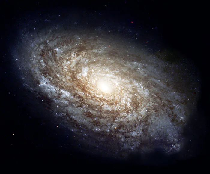 Uusi näkemys galaksien pyörimisestä pelastaa kiistanalaisen painovoimateorian
