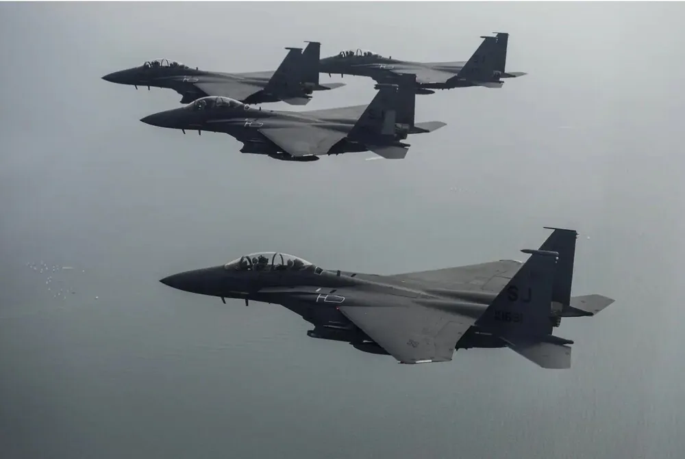 Sammenligning af F-15 Eagle og F-16 Fighting Falcon: Fordele og ulemper ved jagerfly
