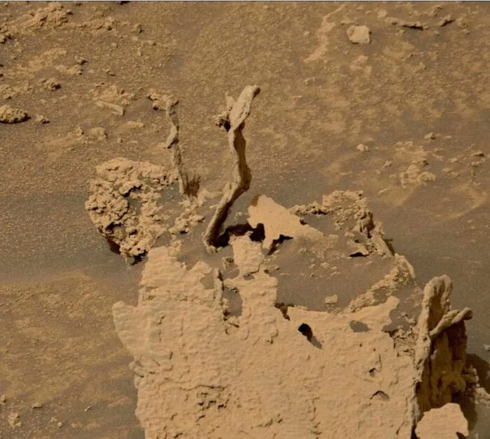 Ang pag-usisa ay nakahanap ng ilang kakaibang mga tore ng bato sa Mars
