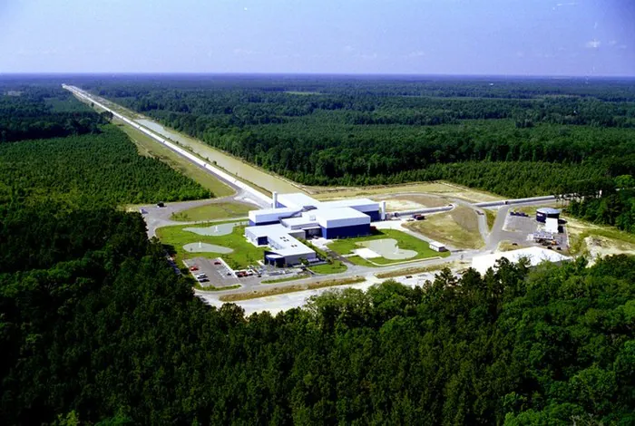 לייזר אינטרפרומטר מצפה כבידה גלי (LIGO)