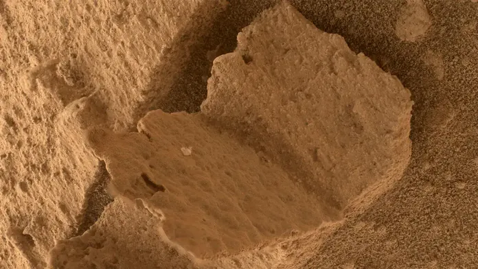 NASA roveris Curiosity atklāja grāmatas formas akmeni uz Sarkanās planētas