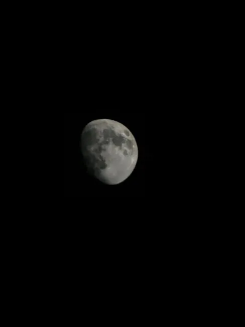 Exemple de fotografii ale camerei P60 Pro: Zoom Moon