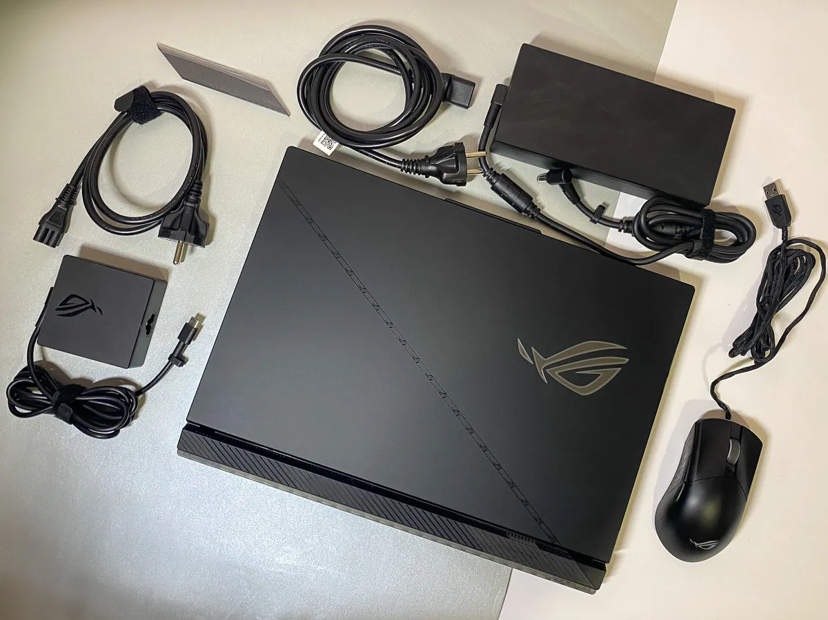 ASUS ROG Strix Scar 16 - in-box content