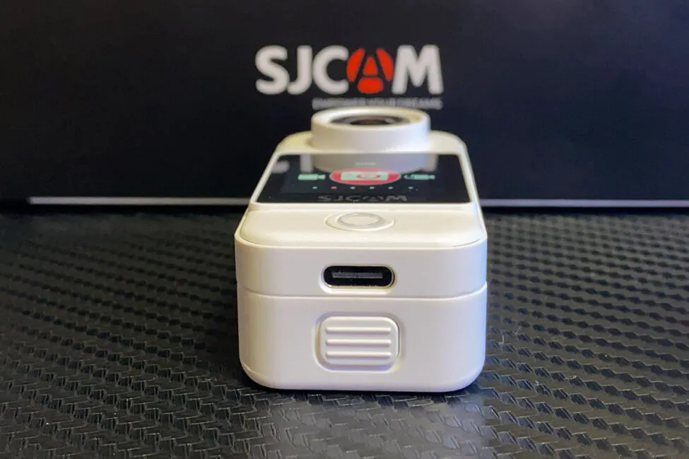 SJCAM C300 POCKET სამოქმედო კამერის მიმოხილვა - ქვედა ხედი