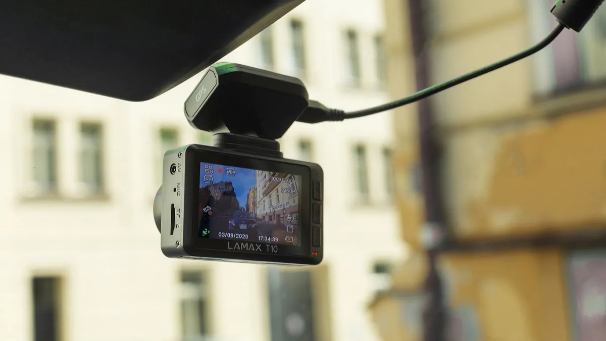 Огляд відеореєстратора LAMAX T10: ваша безпека на дорозі