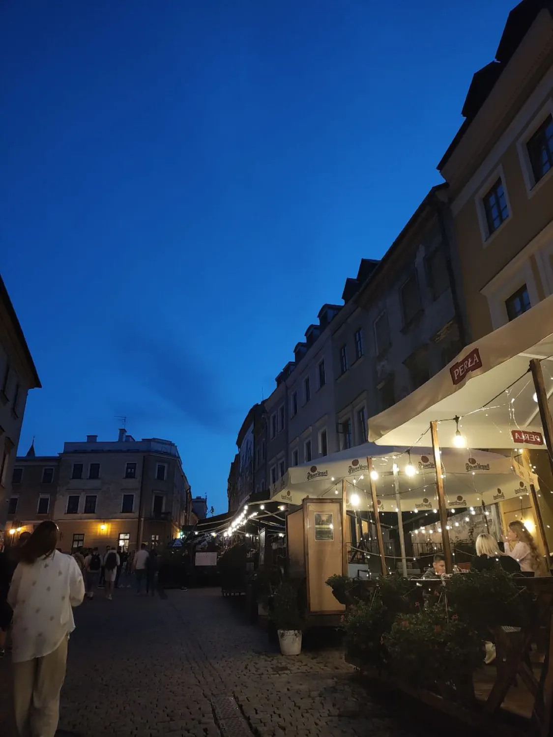 Motorola razr 40 - night photos