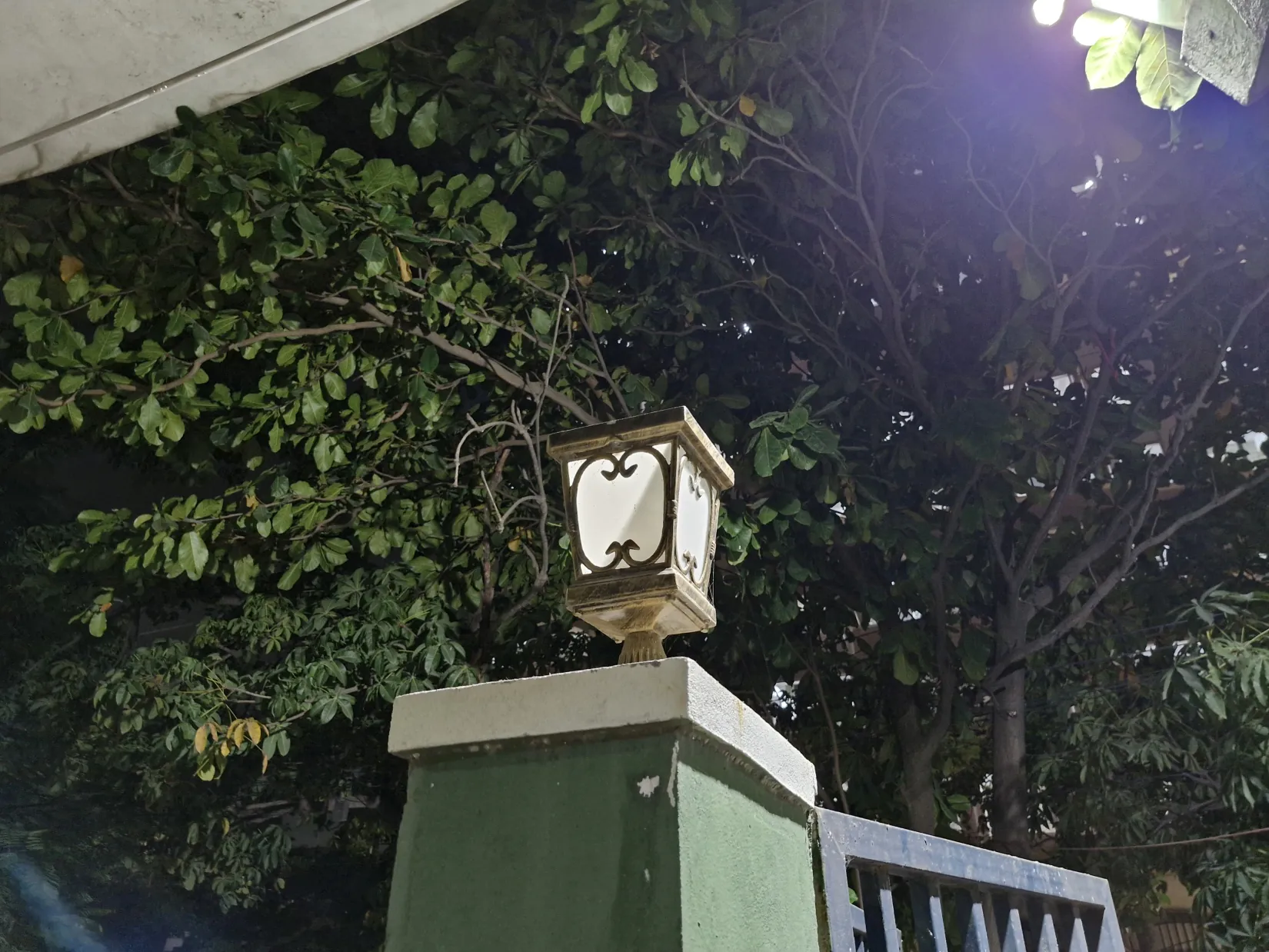 Samsung Galaxy S23 FE night photo