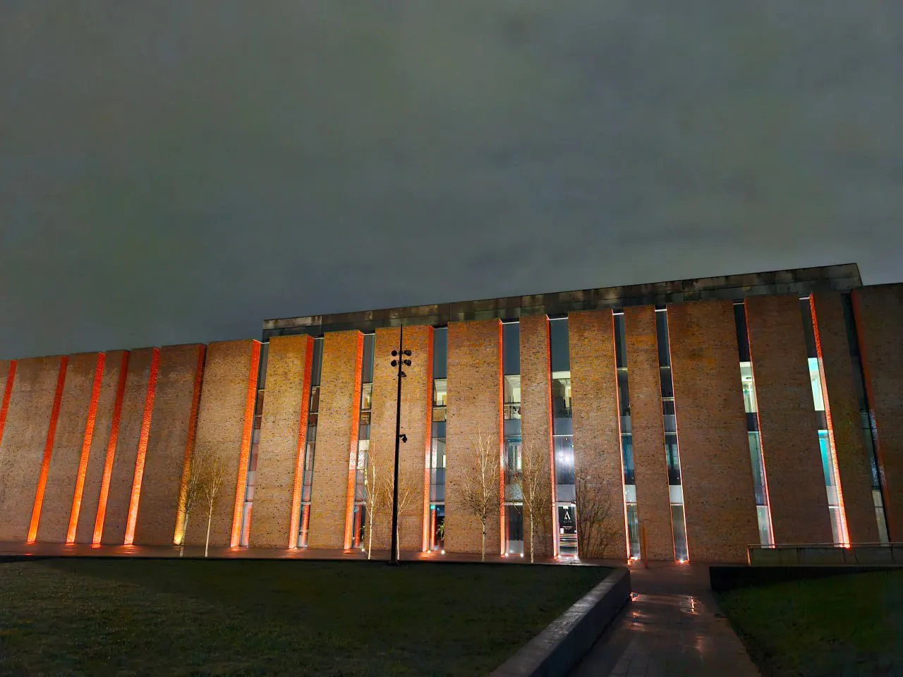 Samsung Galaxy S23 FE night photo