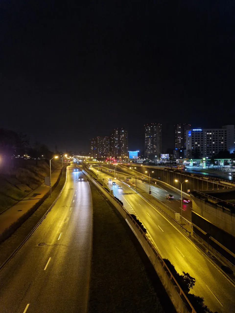 Samsung Galaxy S23 FE night photo