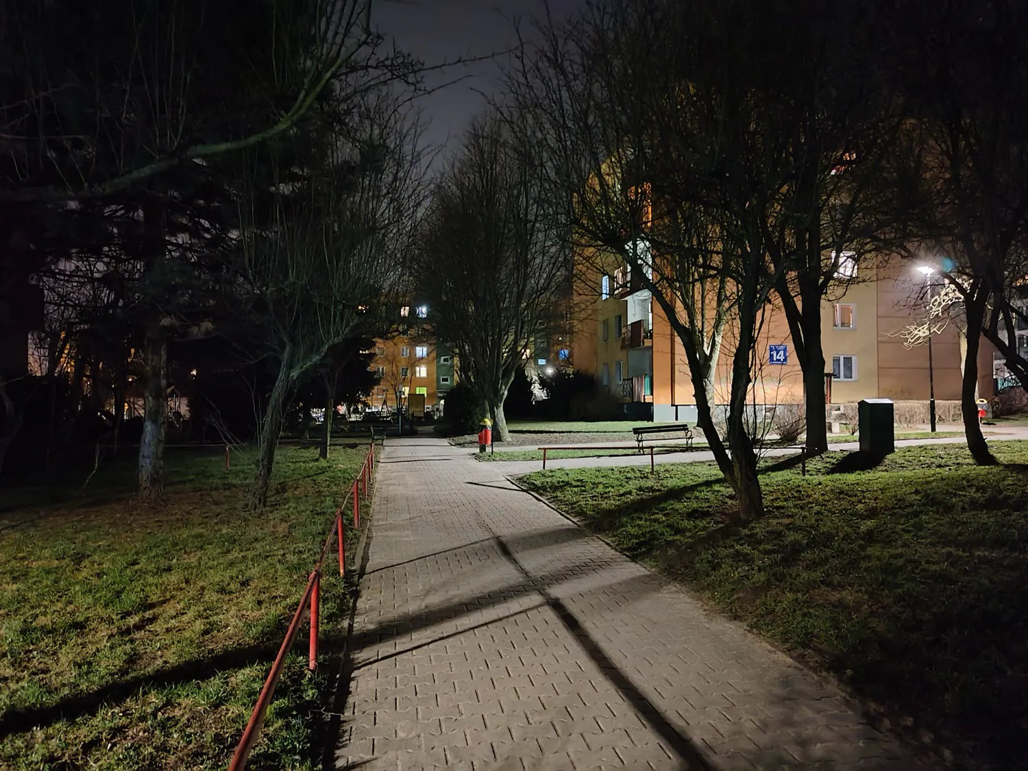 ASUS ROG Phone 8 photo night