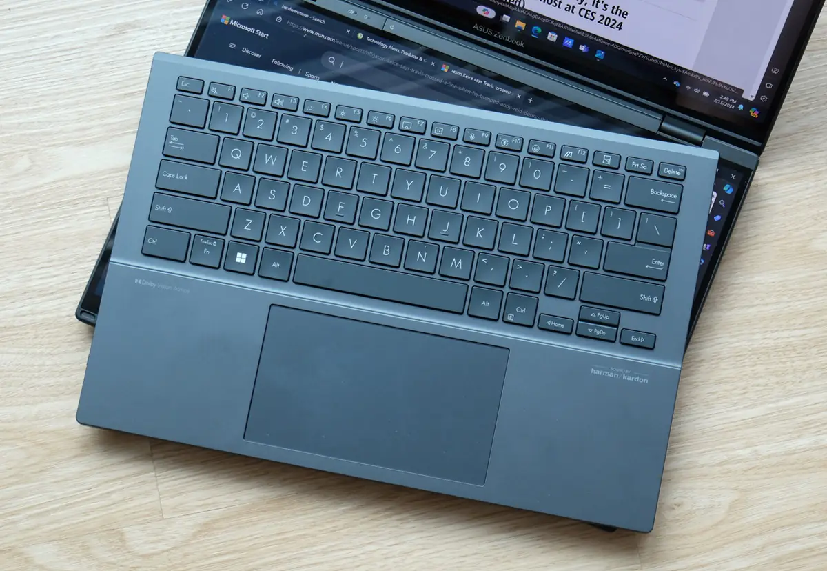 Ponadto, dostrzegam potencjał wykorzystania tego laptopa z dodatkowym rysikiem ASUS Pen 2.0 o 4096 poziomach nacisku. Oba ekrany Zenbook Duo UX8406 (2024) oczywiście są dotykowe.