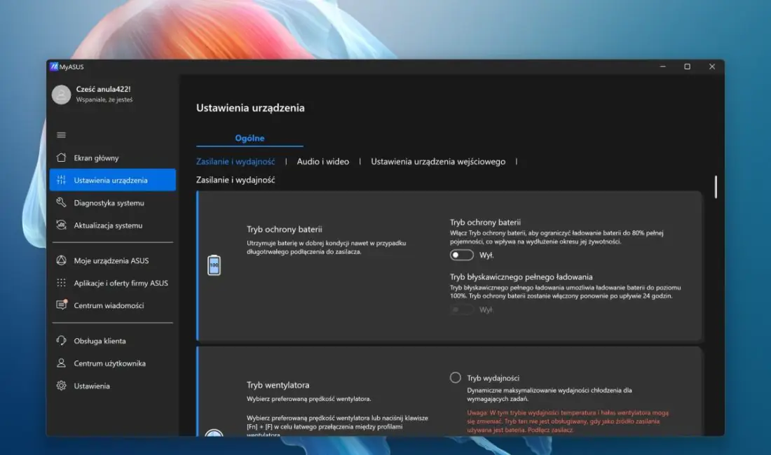 Nad górnym brzegiem dodatkowego ekranu znajduje się przycisk zasilania i dwie diody, z których jedna informuje o stanie baterii. O wiele bardziej interesujące funkcje można znaleźć w oprogramowaniu, które obejmuje aplikację MyAsus w postaci centrum sterowania i GlideX do, między innymi, zdalnego dostępu i przydatny program ScreenXpert do zarządzania wyświetlaniem programów na ekranie.