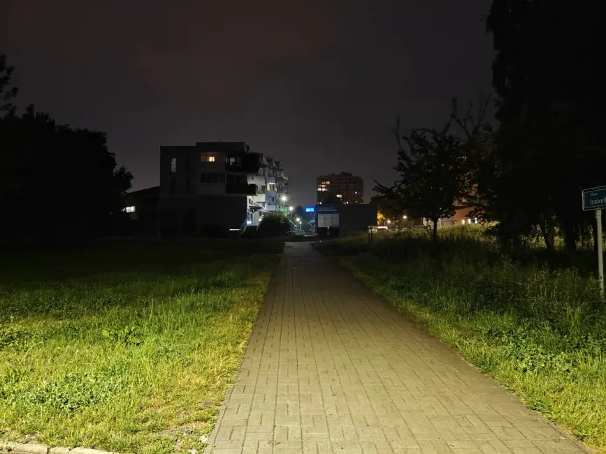 realme GT 6 zoom night