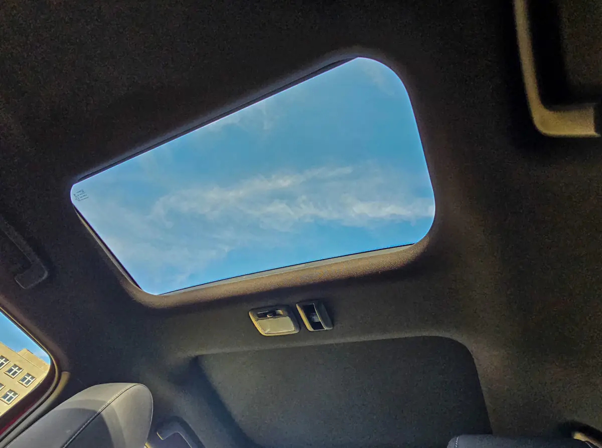 Mitsubishi Eclipse Cross - panoramic glass roof