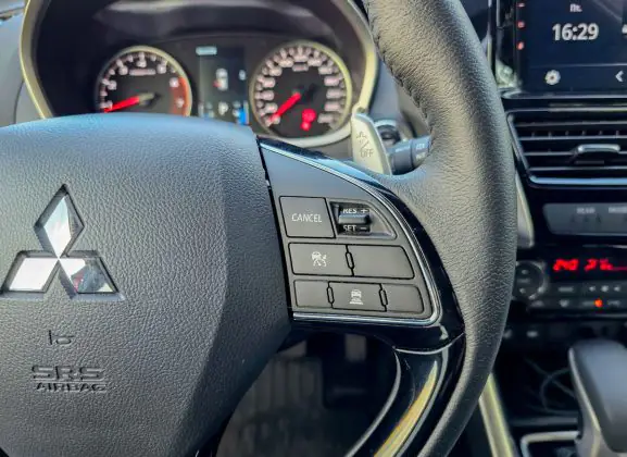 Mitsubishi Eclipse Cross - steering wheel