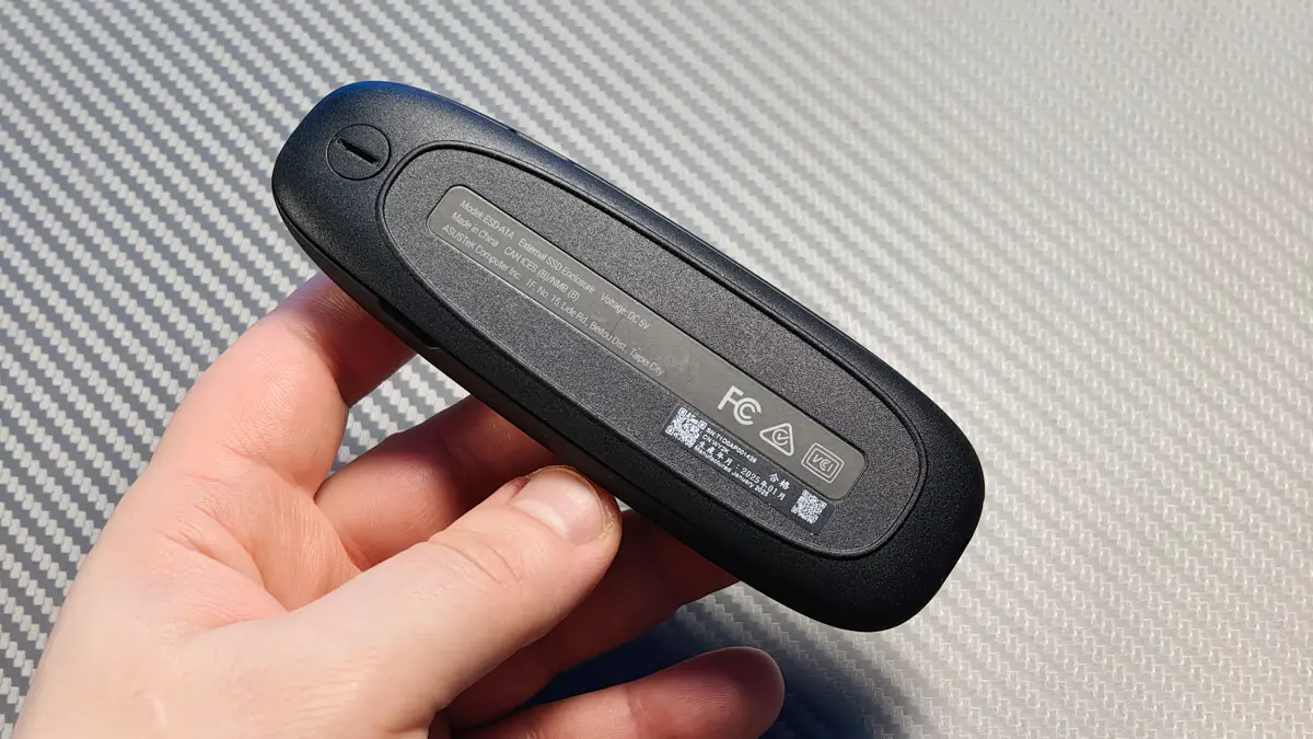 ASUS חַלוּק