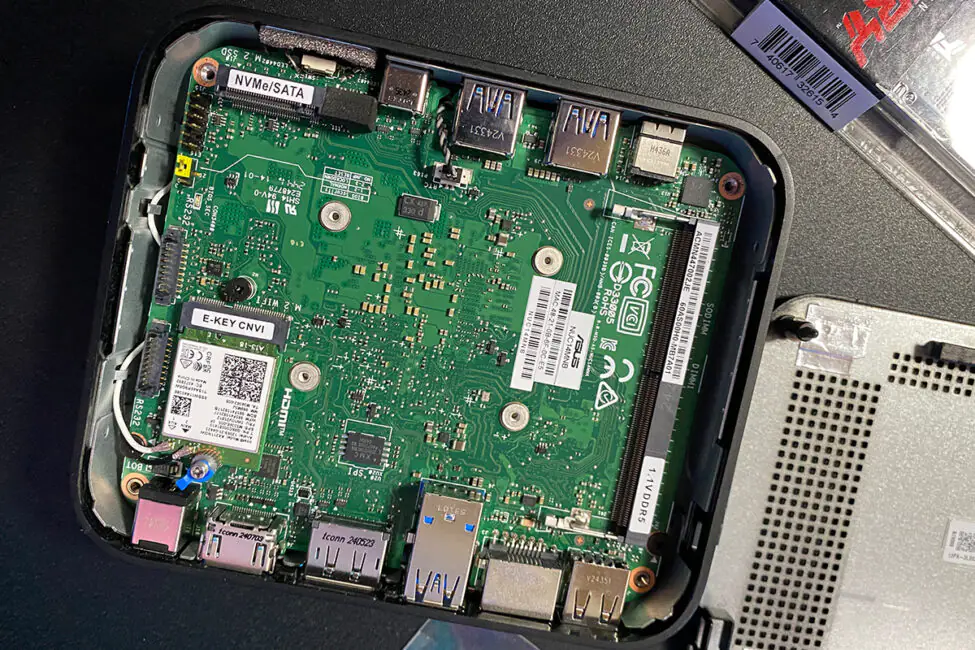 ASUS NUC 14 Essential